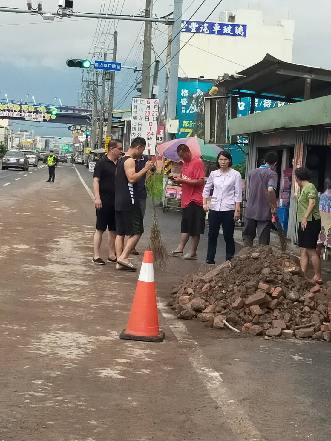 6月份鎮政活動剪影1090606員鹿路碎磚擋道，造成交通受阻，黃鎮長瑞珠派有關單位清理及協助清理.